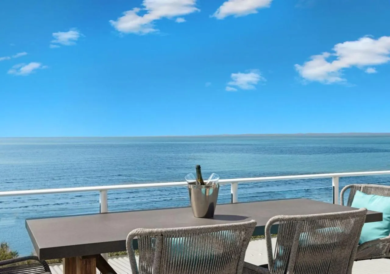 Apartment 3 Bedroom Beachfront Penthouse With Epic Rooftop & Ocean Views Pialba