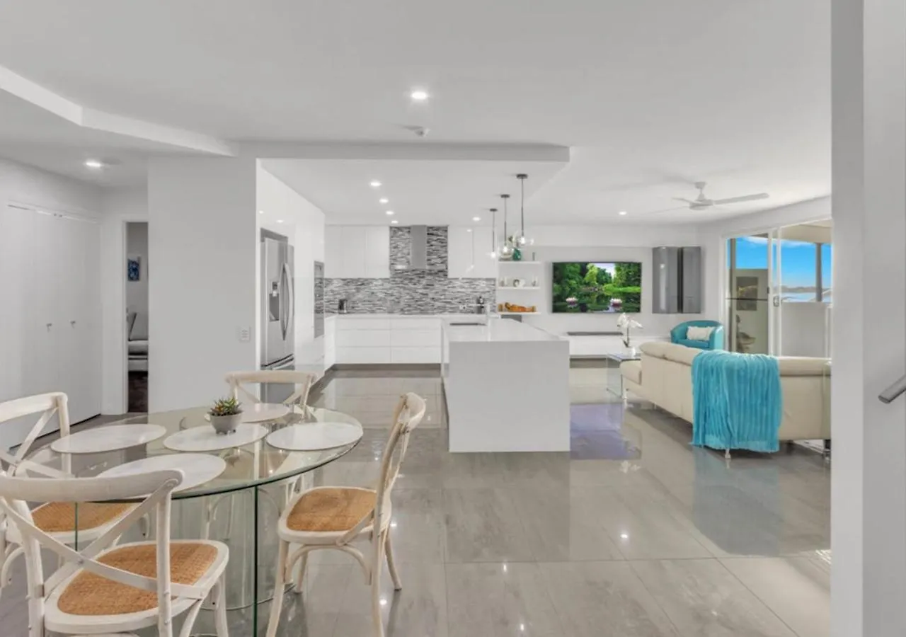 3 Bedroom Beachfront Penthouse With Epic Rooftop & Ocean Views Pialba 0*,